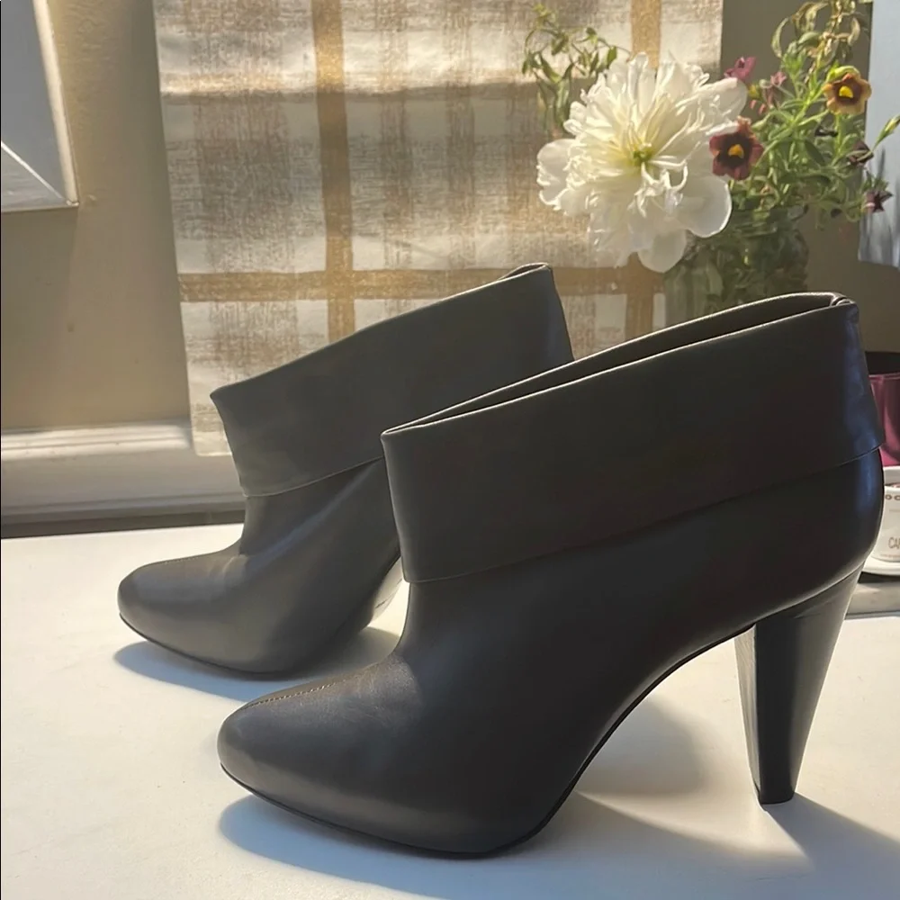 Pour La Victoire Gray Heeled Boots with Curved Heel - Picture 12 of 16
